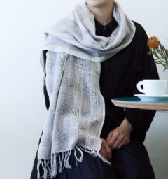 エクリュマフラーモデル着用