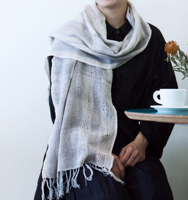 エクリュマフラーモデル着用