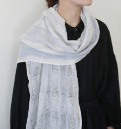 エクリュマフラーモデル着用