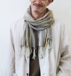 グレーマフラー男性モデル着用