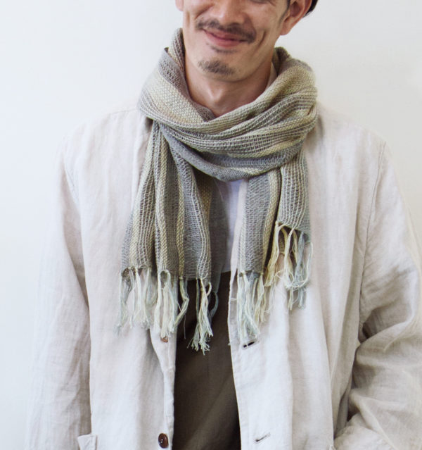 グレーマフラー男性モデル着用