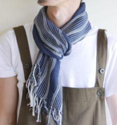 インディゴマフラー男性着用