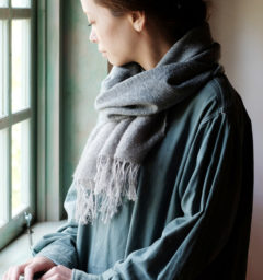 水色マフラーモデル着用