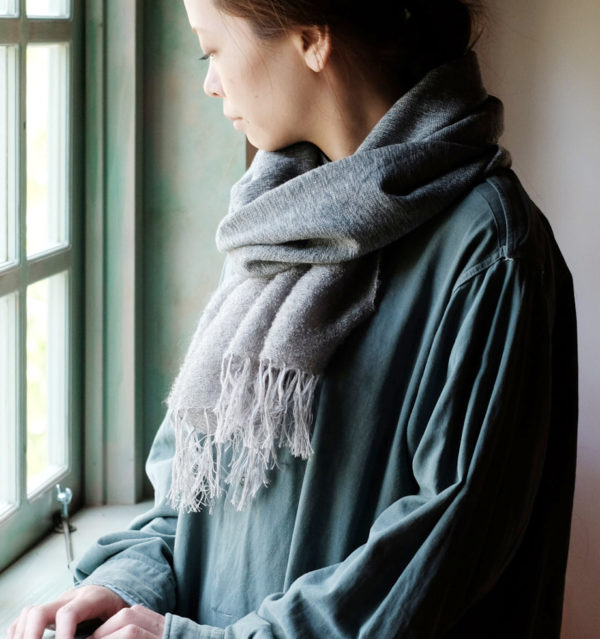 水色マフラーモデル着用