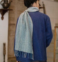 グレーマフラーモデル着用