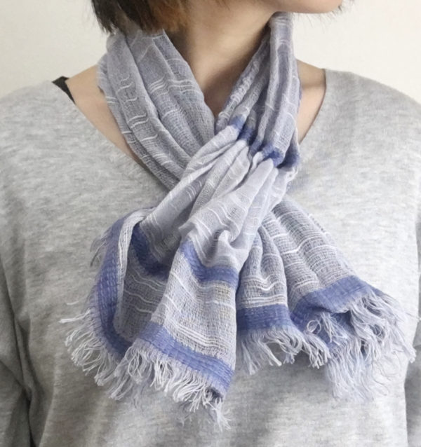 ブルーショートマフラーモデル着用