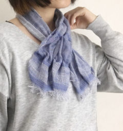 ブルーショートマフラーモデル着用