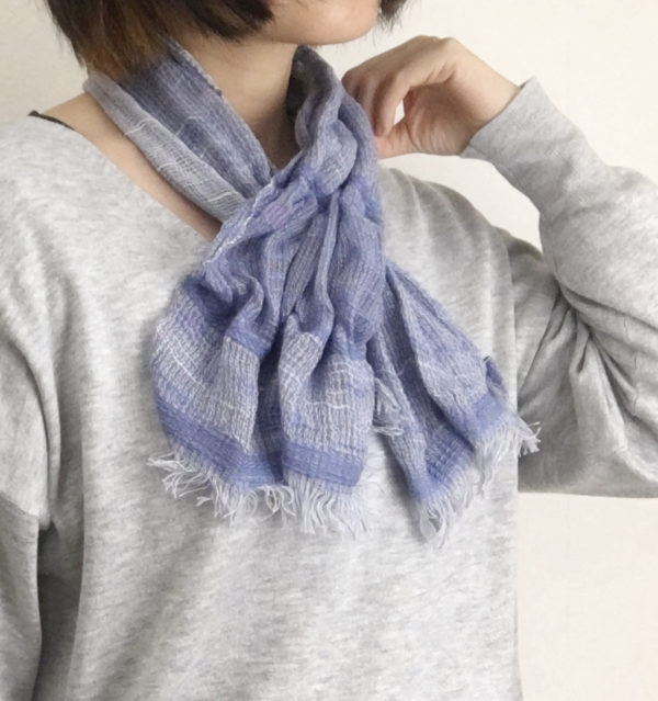 ブルーショートマフラーモデル着用