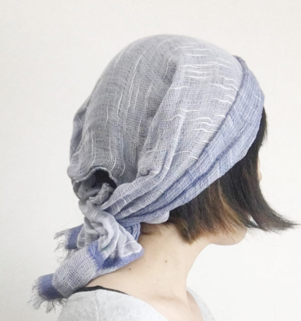 ブルーショートマフラー帽子アレンジ