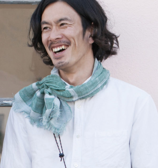 グリーンショートマフラーモデル着用