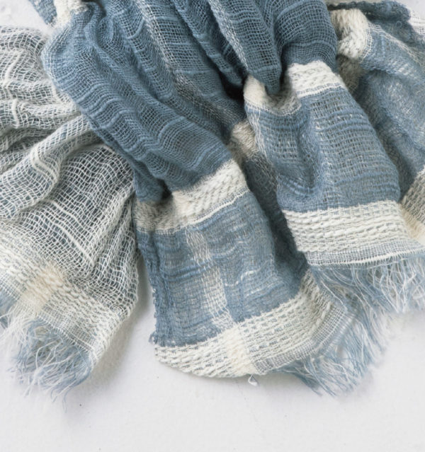 ブルーショートマフラー商品アップ