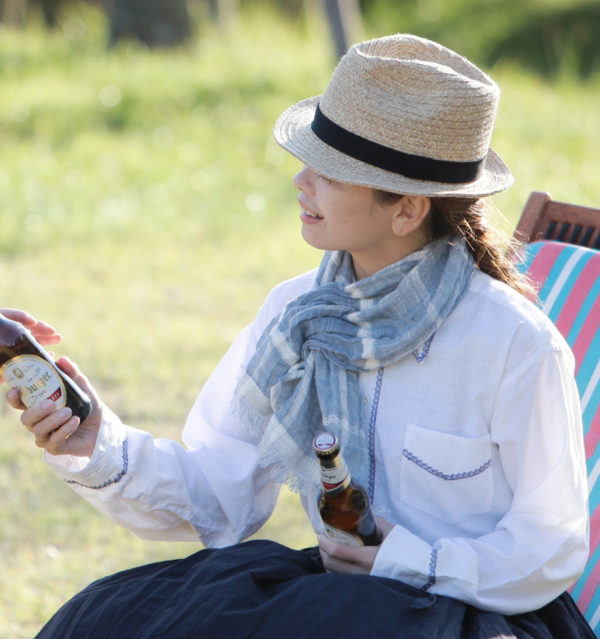 ブルーショートマフラーモデル着用